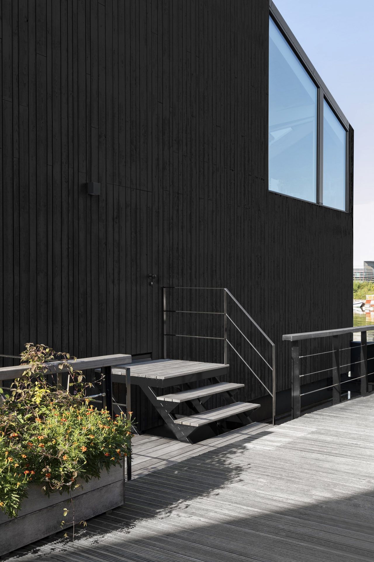 Floating_Home_i29_outside_designalive-1