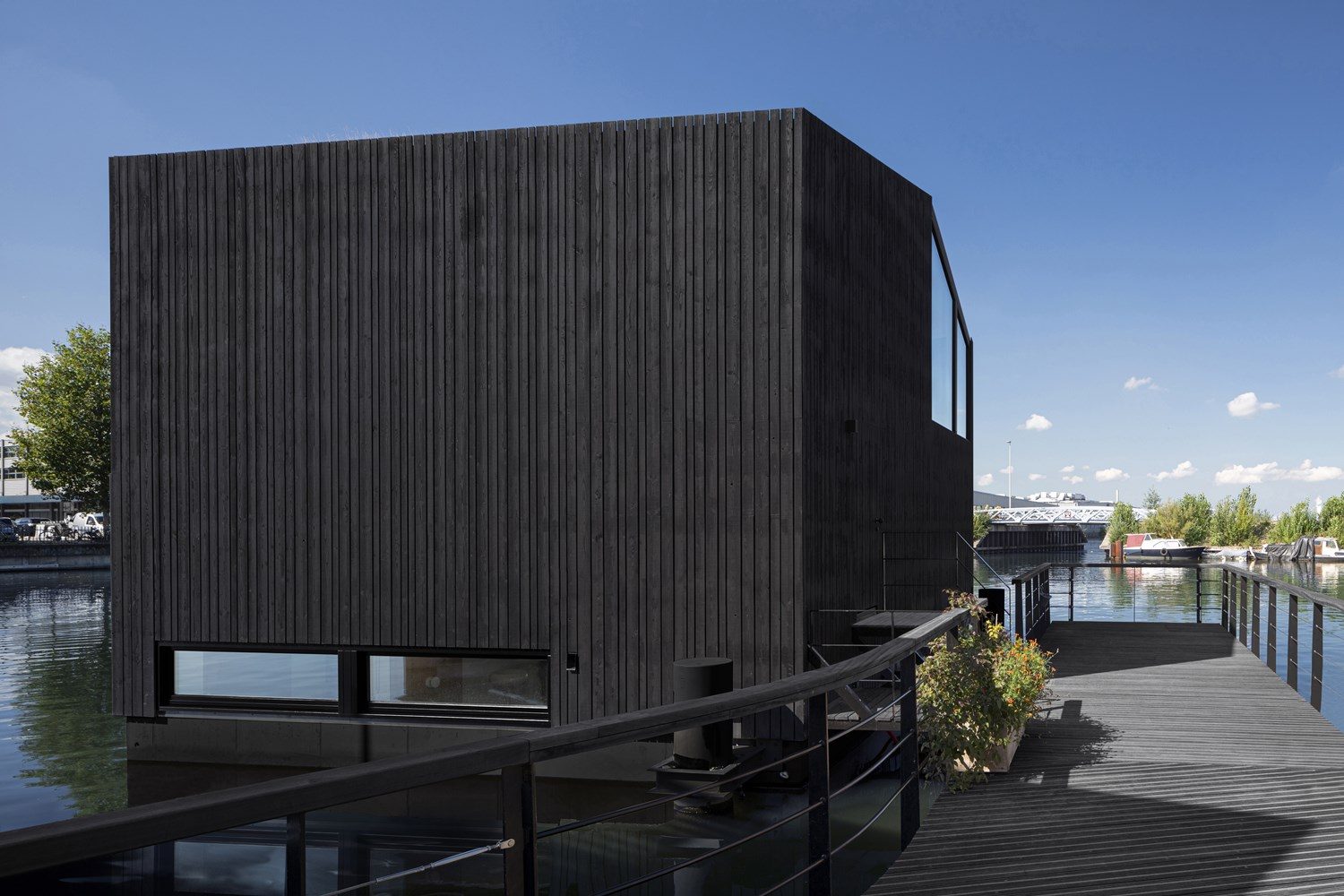 Floating_Home_i29_outside_designalive-3
