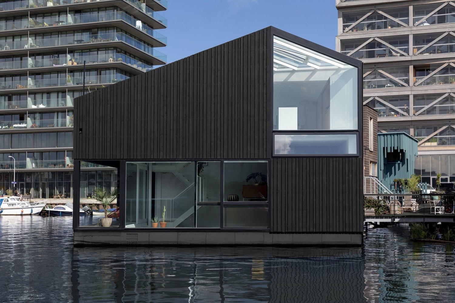 Floating_Home_i29_outside_designalive-4