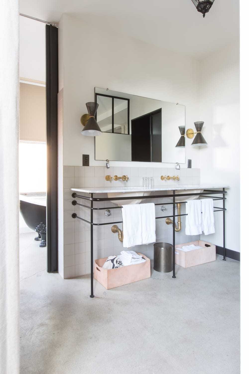 dtla_ace_suite_bathroom_sink_lauren_coleman