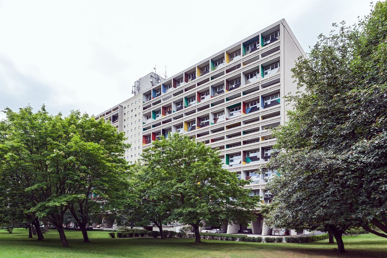 Appartement im Corbusierhaus, BerlinAußenansichtBäume