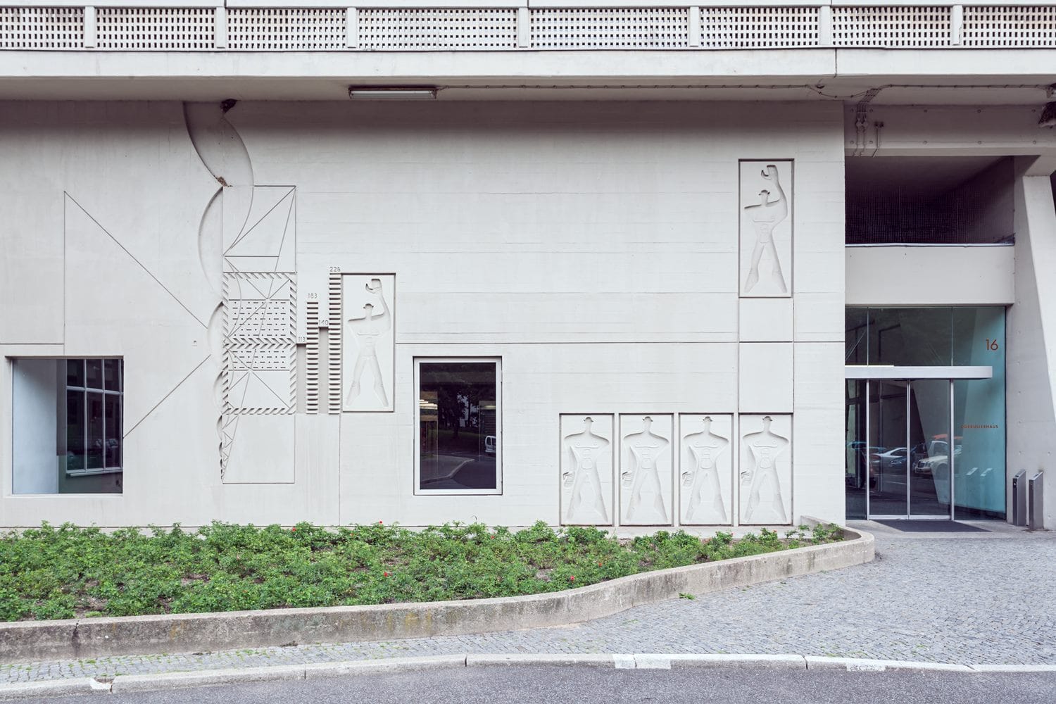 Appartement im Corbusierhaus, BerlinAußenansichtEingangsbereich