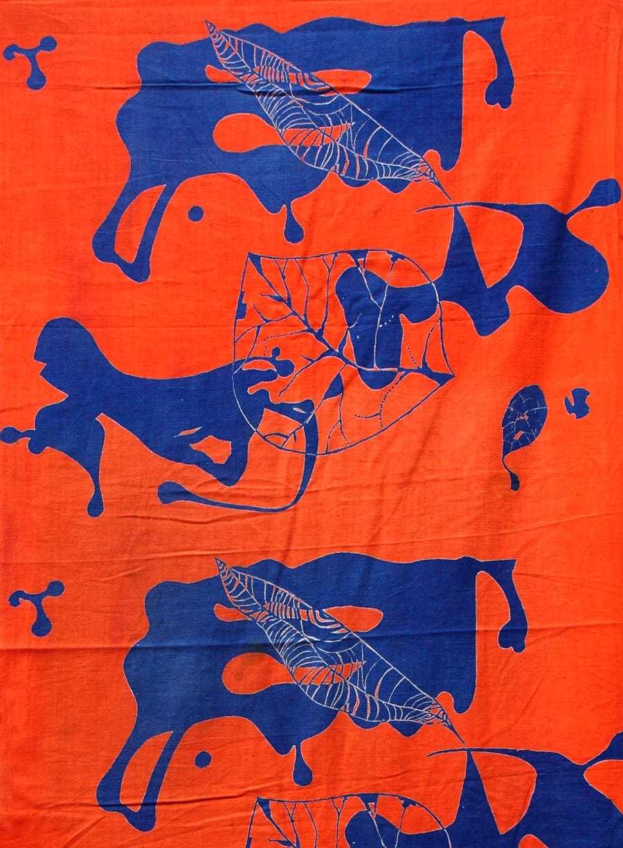 Wzr.t.3445; Rechowicz, Hanna (1931- ) (autor); Warszawa (woj. mazowieckie); tkanina drukowana do kawiarni "Christine", wzór abstrakcyjno-roślinny - niebieski na pomarańczowym tle; 1955-1959; sitodruk; bawełna; 336,5 x 70