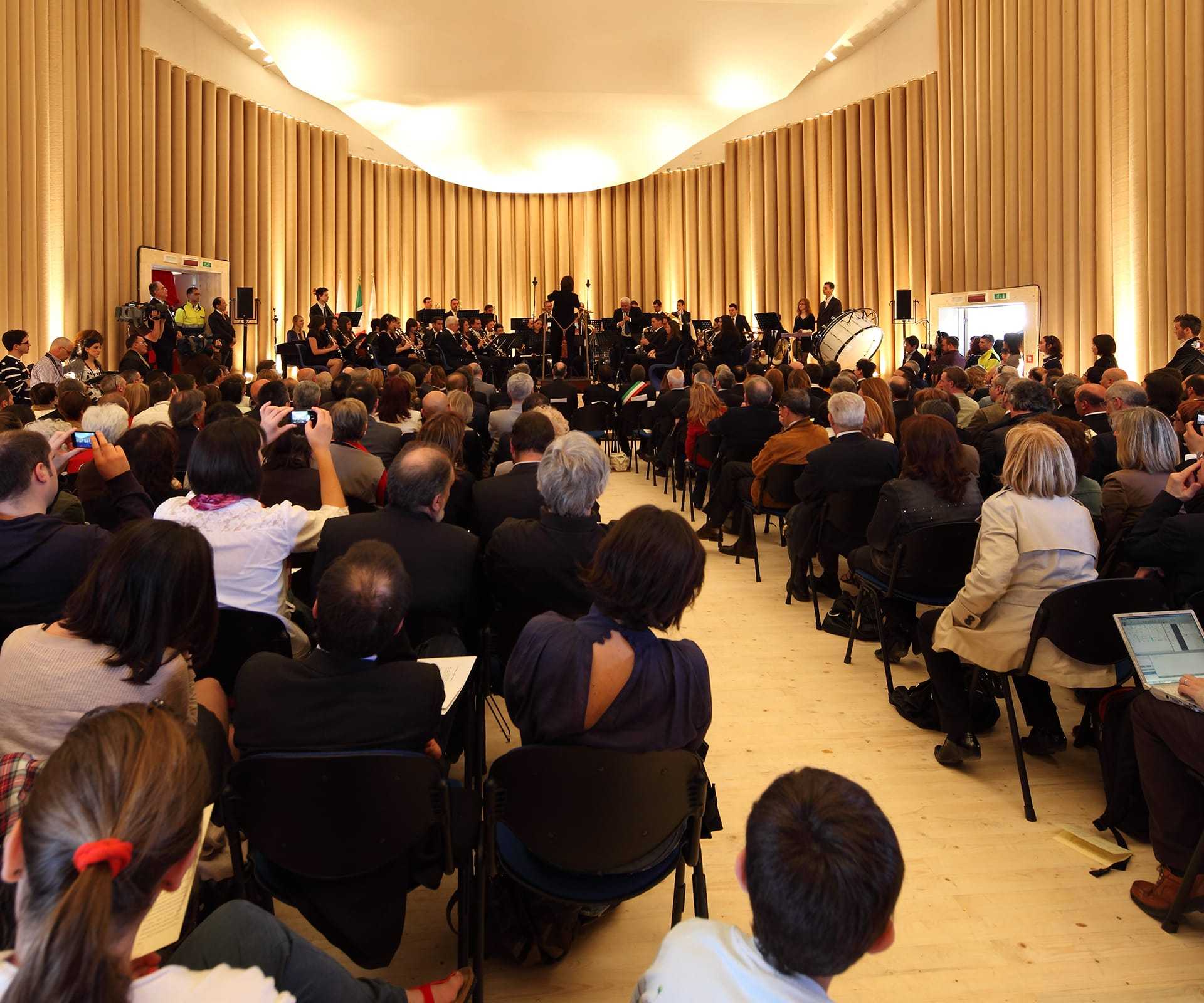 18shigeru-ban-paper-concert-hall-laquila-02