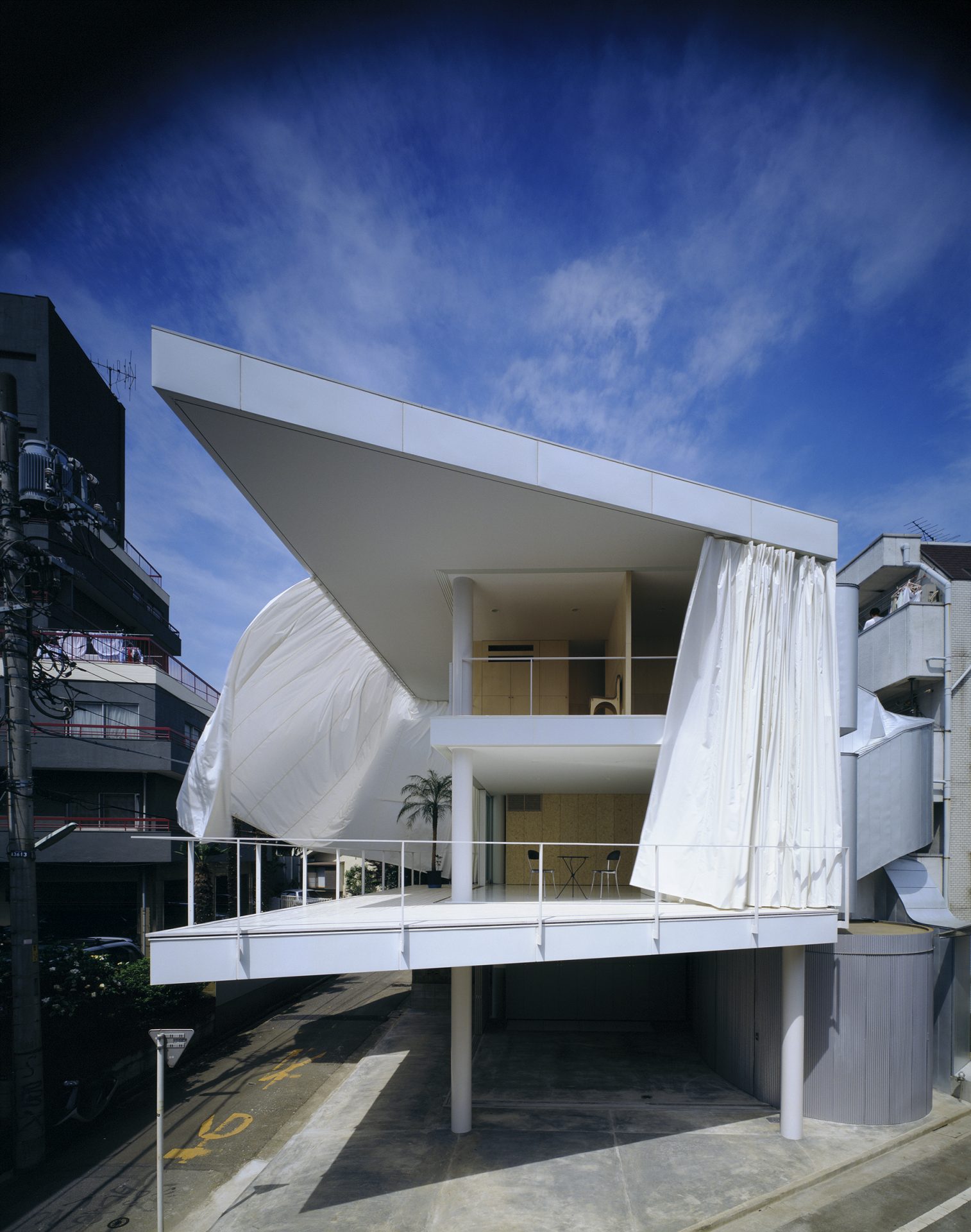 29shigeru-ban-curtain-wall-house-01