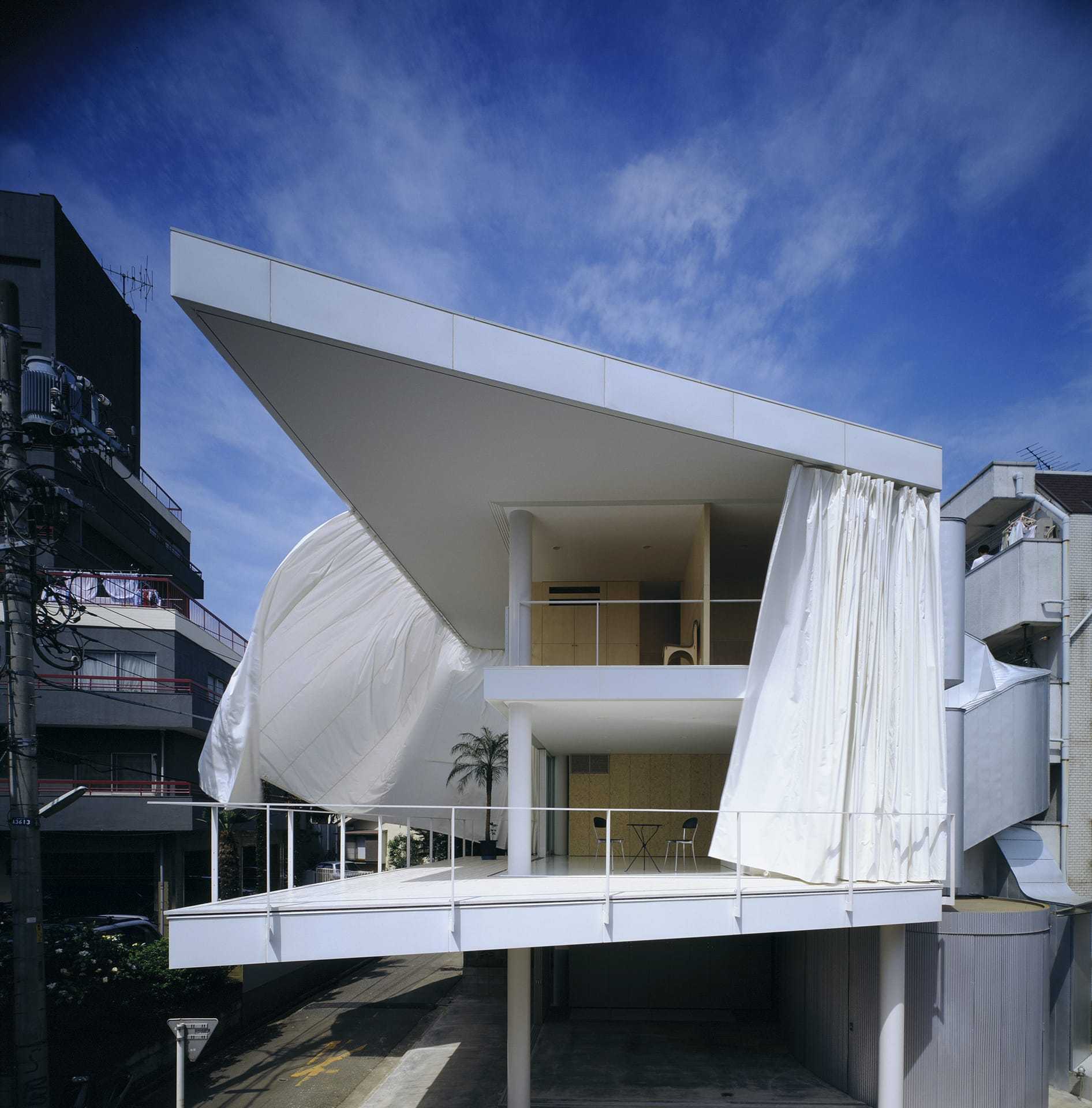 29shigeru-ban-curtain-wall-house-01