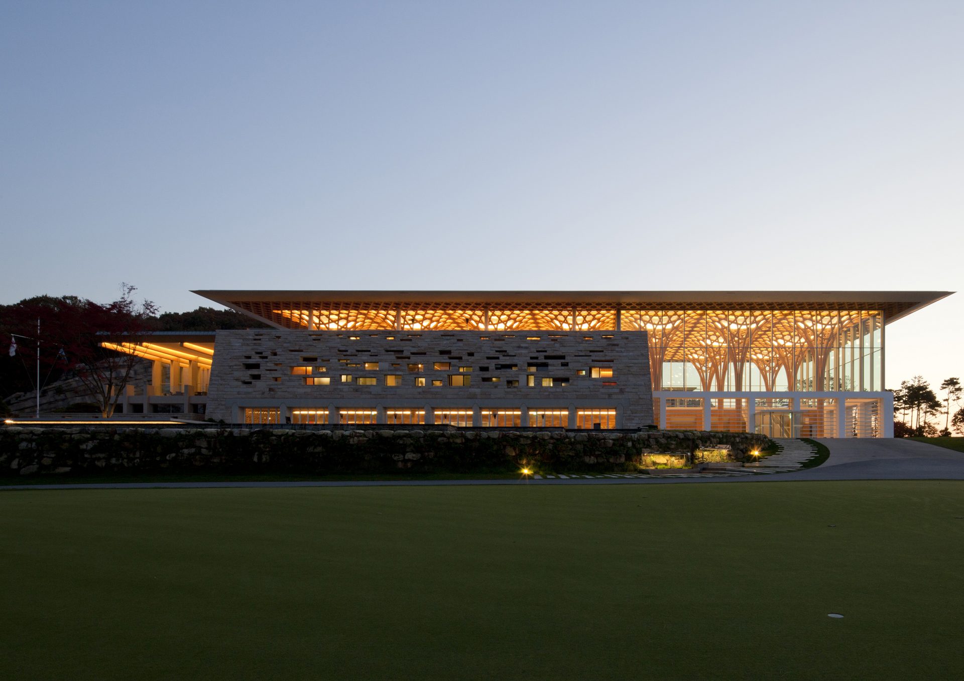 46shigeru-ban-nine-bridges-golf-club-01