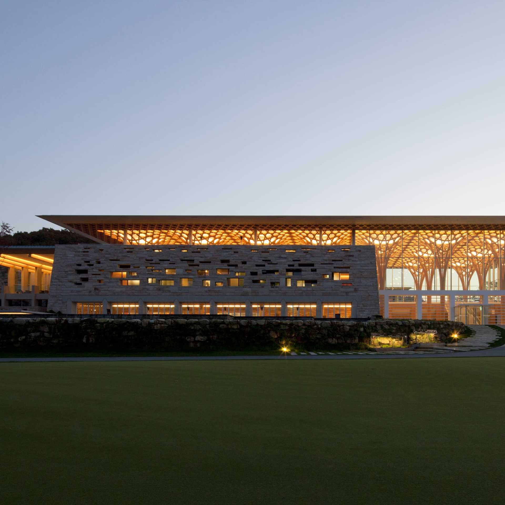 46shigeru-ban-nine-bridges-golf-club-01