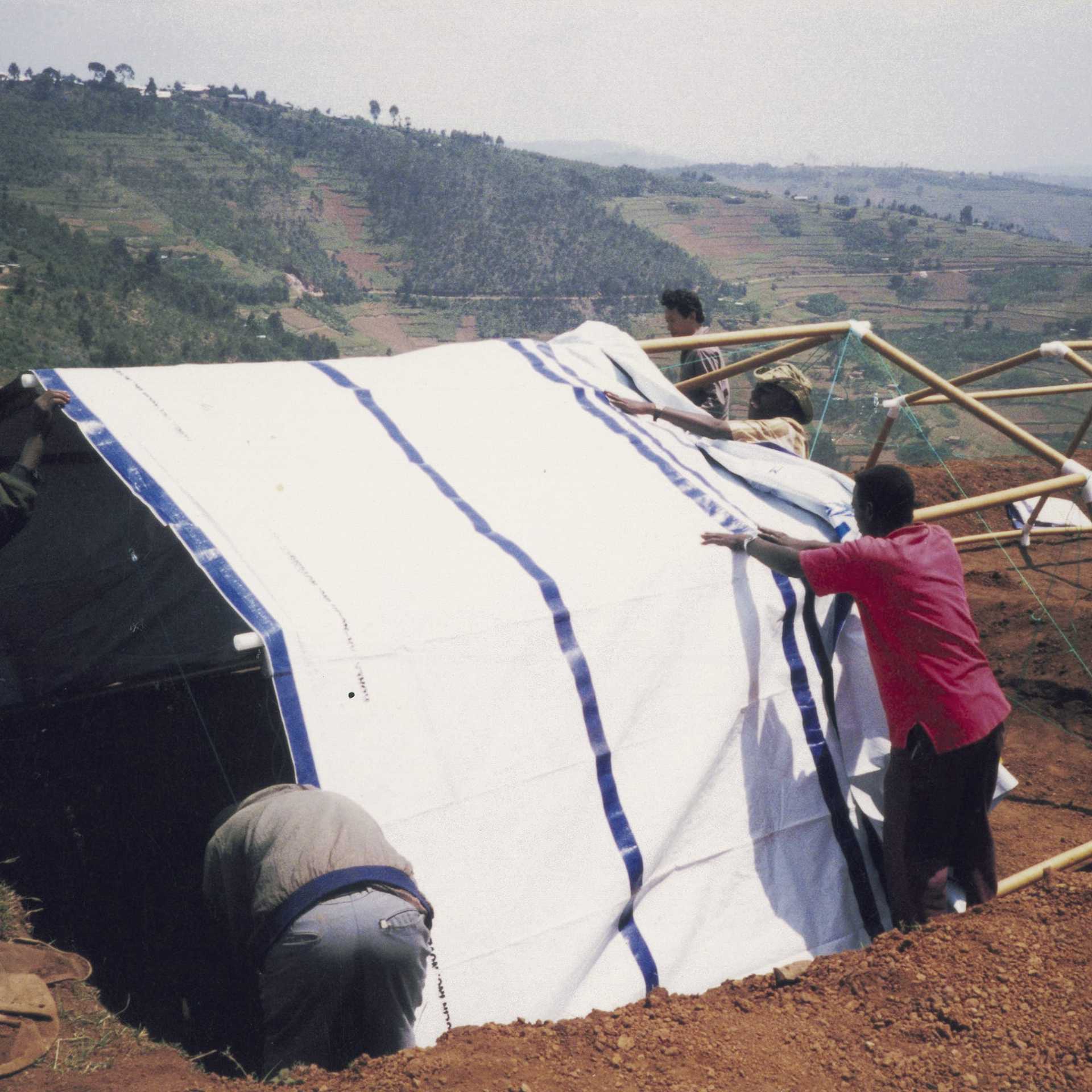 5shigeru-ban-paper-emergency-shelter-for-unhcr-01