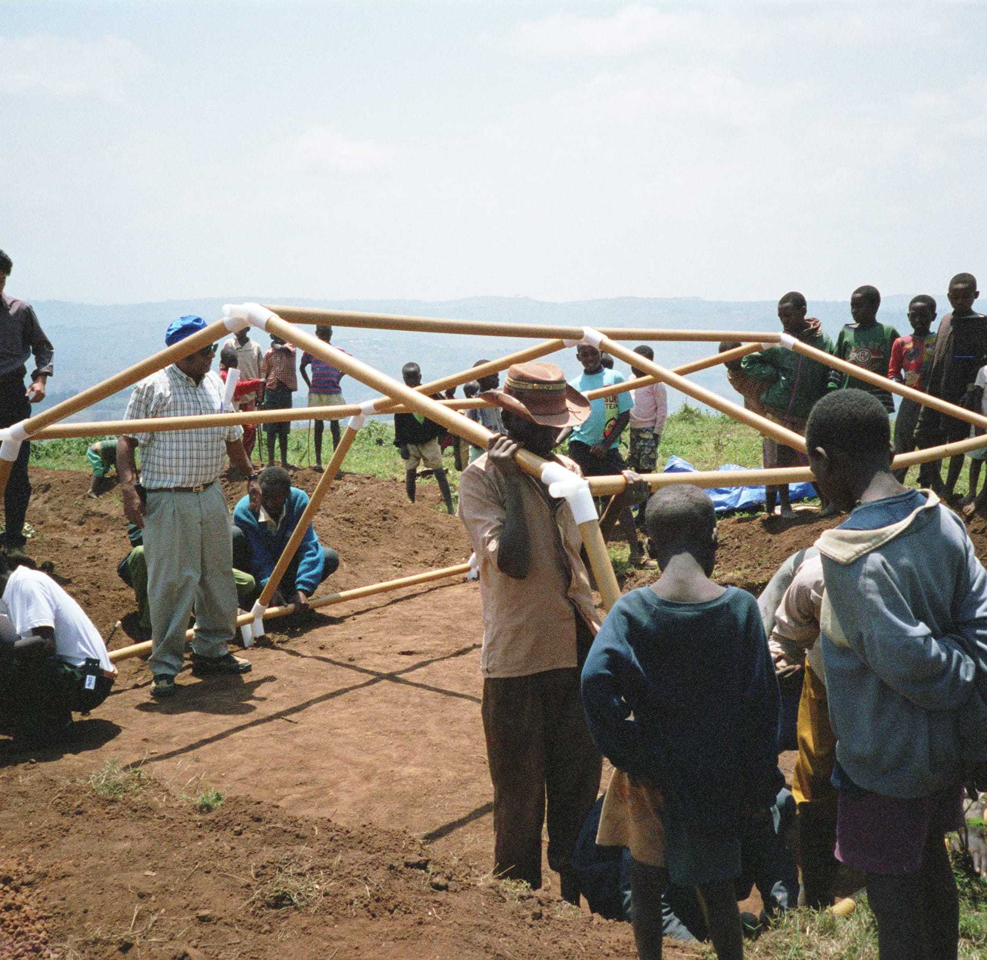 6shigeru-ban-paper-emergency-shelter-for-unhcr-02