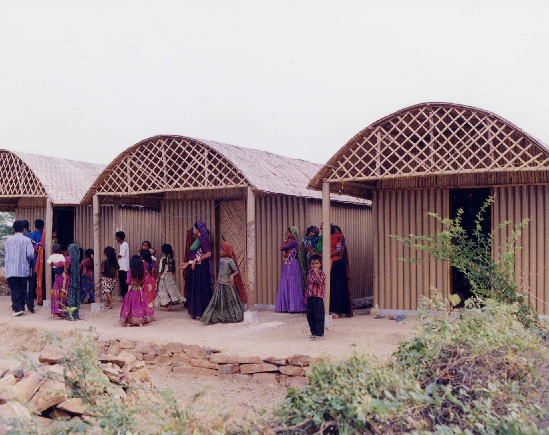 9shigeru-ban-paper-log-house-india-01