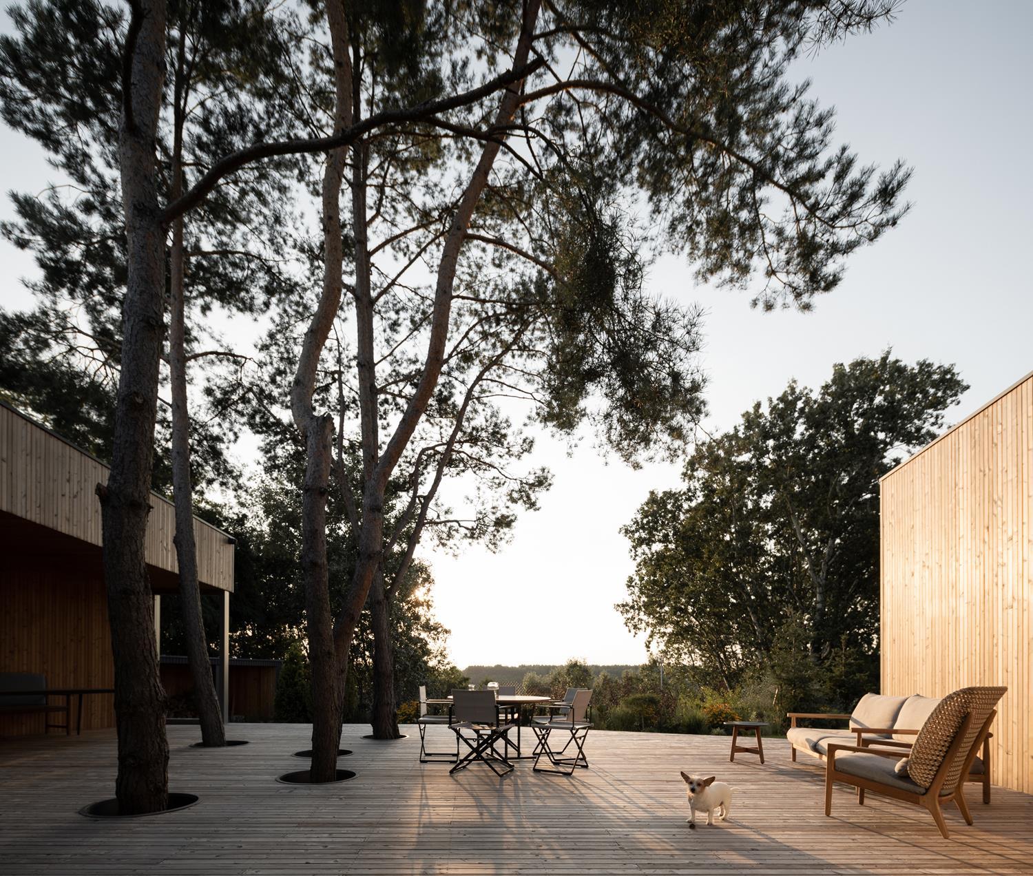 Ugo-Lake-House_designalive-12