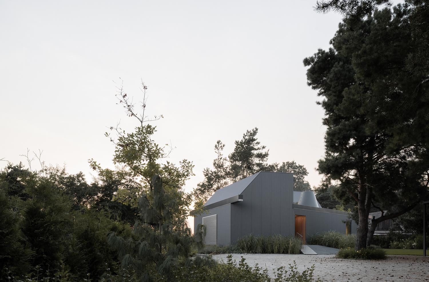 Ugo-Lake-House_designalive-16