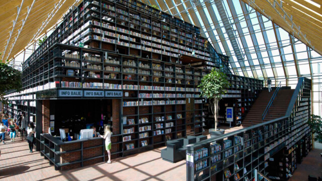 Góra książek w Spijkenisse