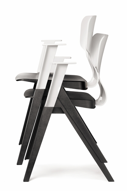Krzesła można rozkładać na części i z łatwością ustawiać jedno na drugim. fot. Materiały prasowe