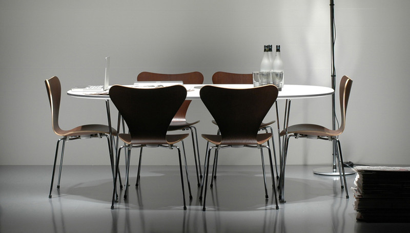 Wyprodukowane w 1955 roku przez fabrykę mebli Fritza Hansena krzesło Series 7 stało się prawdziwym hitem. fot. ARC