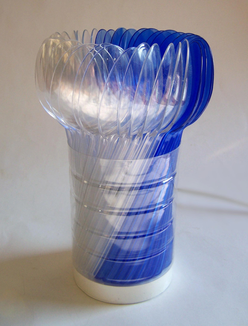 Ejtu - Spoonflower- lampa z łyzeczek plastikowych i butelki PET. Projekt Ejtu. fot. Materiały prasowe
