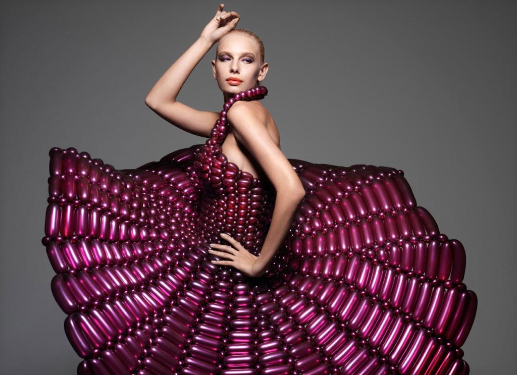 Suknie składają się z setek nadmuchanych i połączonych ze sobą balonów. fot. Materiały prasowe