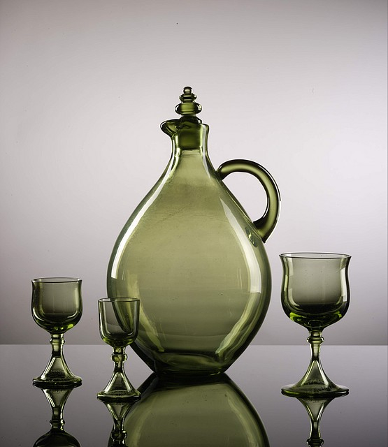Jan Kurzątkowski projektował też szklane przedmioty jak ta karafka i kieliszki. fot. ARC