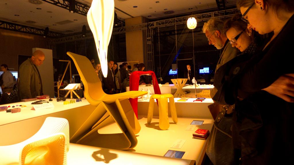 Na pierwszym planie Endless Chair zaprojektowane w technologii druku 3D przez holenderskiego projektanta Dirka Van Der Kooji. Za krzesłem stołki Ploppy Oskara Zięty. fot. Ewa Trzcionka