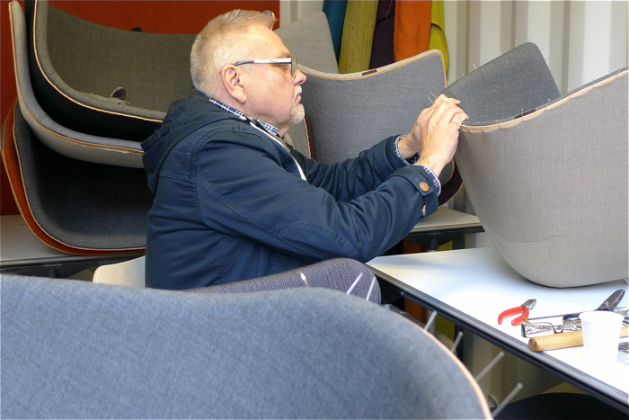 Fotele są robione ręcznie przez duńskich rzemieślników. fot. Wojciech Trzcionka