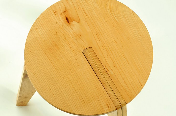 Clamped Stool: Stołek do składania