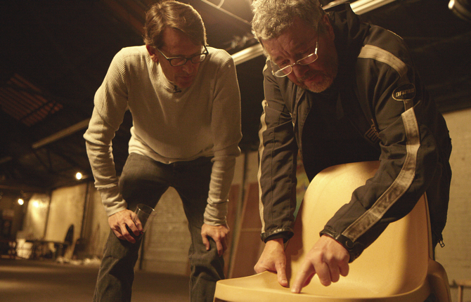 Philippe Starck ( z prawej) podczas pracy nad nowym produktem Emeco. fot. Wojciech Trzcionka 