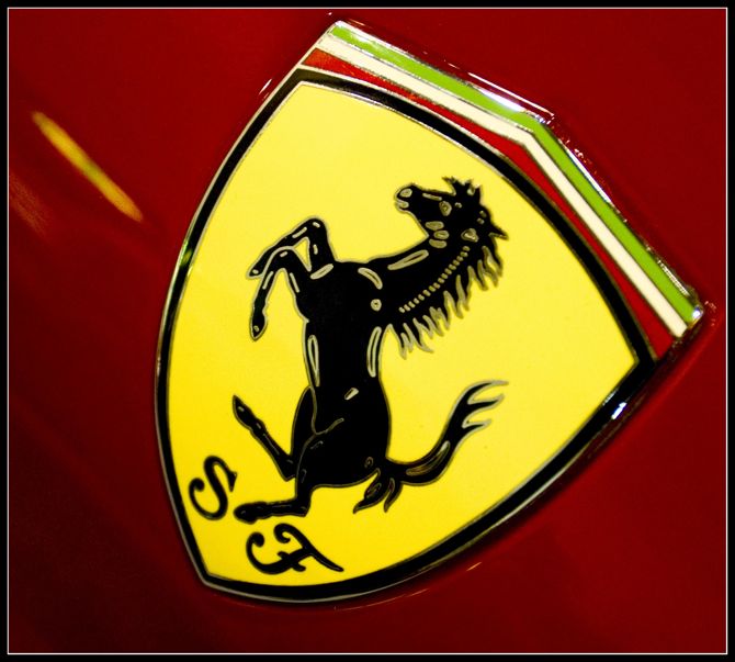 Literki S oraz F, czyli Scuderia Ferrari. fot. Materiały prasowe
