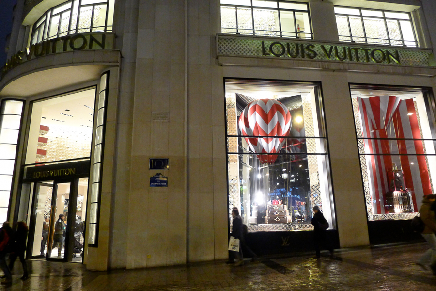 Sklep flagowy Louis Vuitton przy Avenue des Champs-Élysées (Pola Elizejskie). fot. Wojciech Trzcionka
