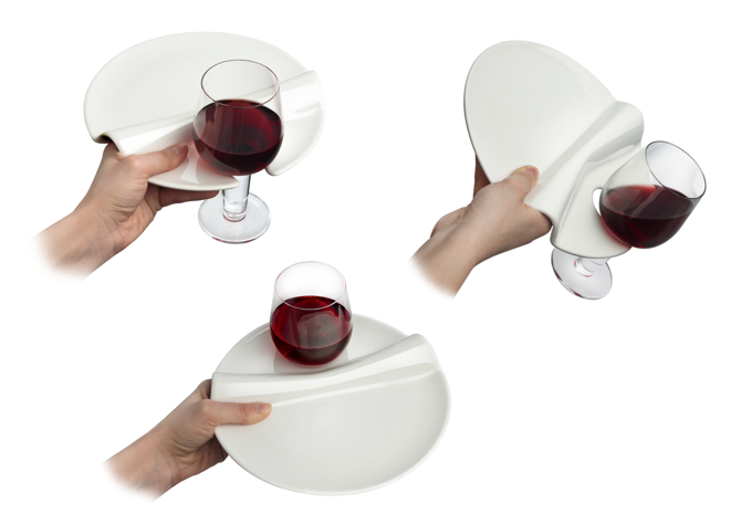 Kolekcję tworzą m.in. talerz oraz dwa kieliszki: jeden do wina natomiast drugi do wody bądź soku. Są tak skonstruowane, że można je trzymać w jednej dłoni, natomiast druga ręka pozostaje wolna. fot. Materiały prasowe