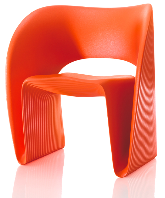 Krzesło w kształcie wstążki zaprojektował Ron Arad. fot. Materiały prasowe