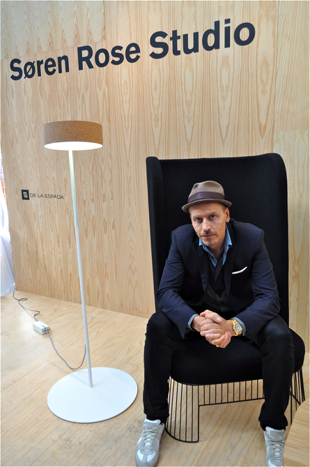 Duński projektant Søren Rose w swoim fotelu P.A. High Chair. fot. Wojciech Trzcionka