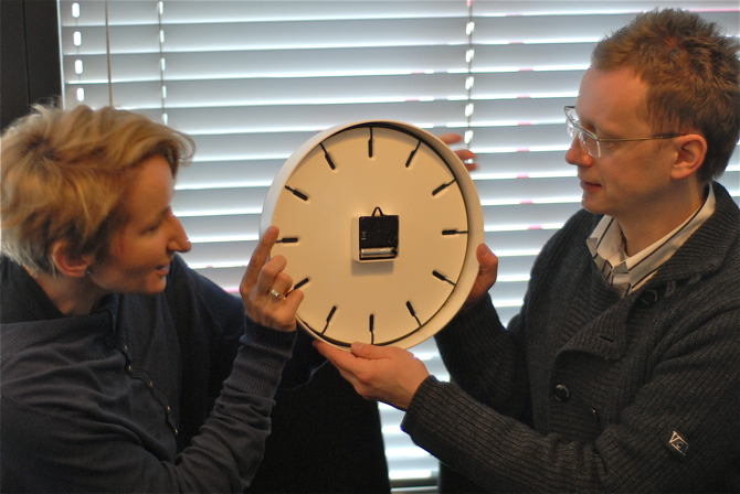 Zegar dla marki Magis zaprojektował Naoto Fukasawa. To esencja prostoty. fot. Wojciech Trzcionka