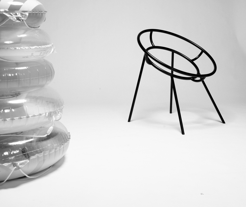 Krzesło budzi skojarzenia z letnim, nadmorskim wypoczynkiem. fot. Materiały prasowe