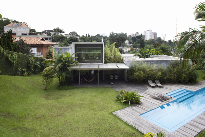 Dom stoi w dzielnicy Zielonych Wzgórz w São Paulo. fot. Fran Parente