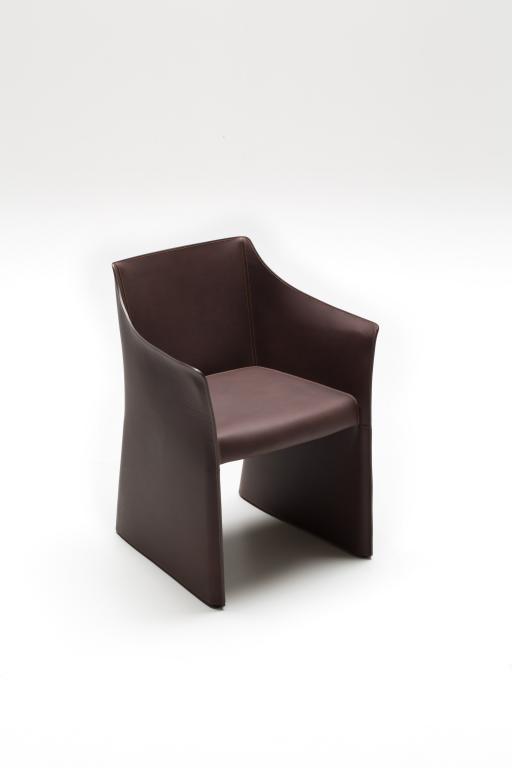 Cap Chair to już kolejny projekt Morrisona dla Cappelliniego. fot. Materiały prasowe