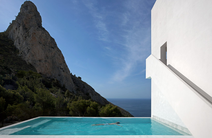 7house_on_the_cliff_alicante_designalive