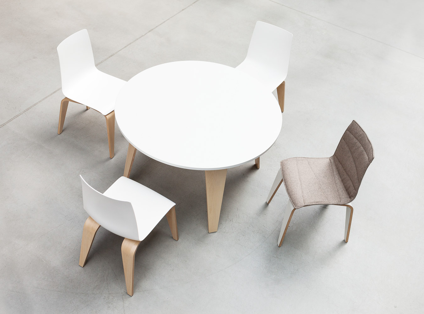 Krzesło PIGI jest połączeniem naturalności giętego drewna, z którego wykonane są nogi z błyszczącym, lśniącym siedziskiem i oparciem z tworzywa sztucznego. W połączeniu ze stołem tworzy idealne rozwiązanie dla przestrzeni kawiarni, cafeterii i miejsc spotkań.