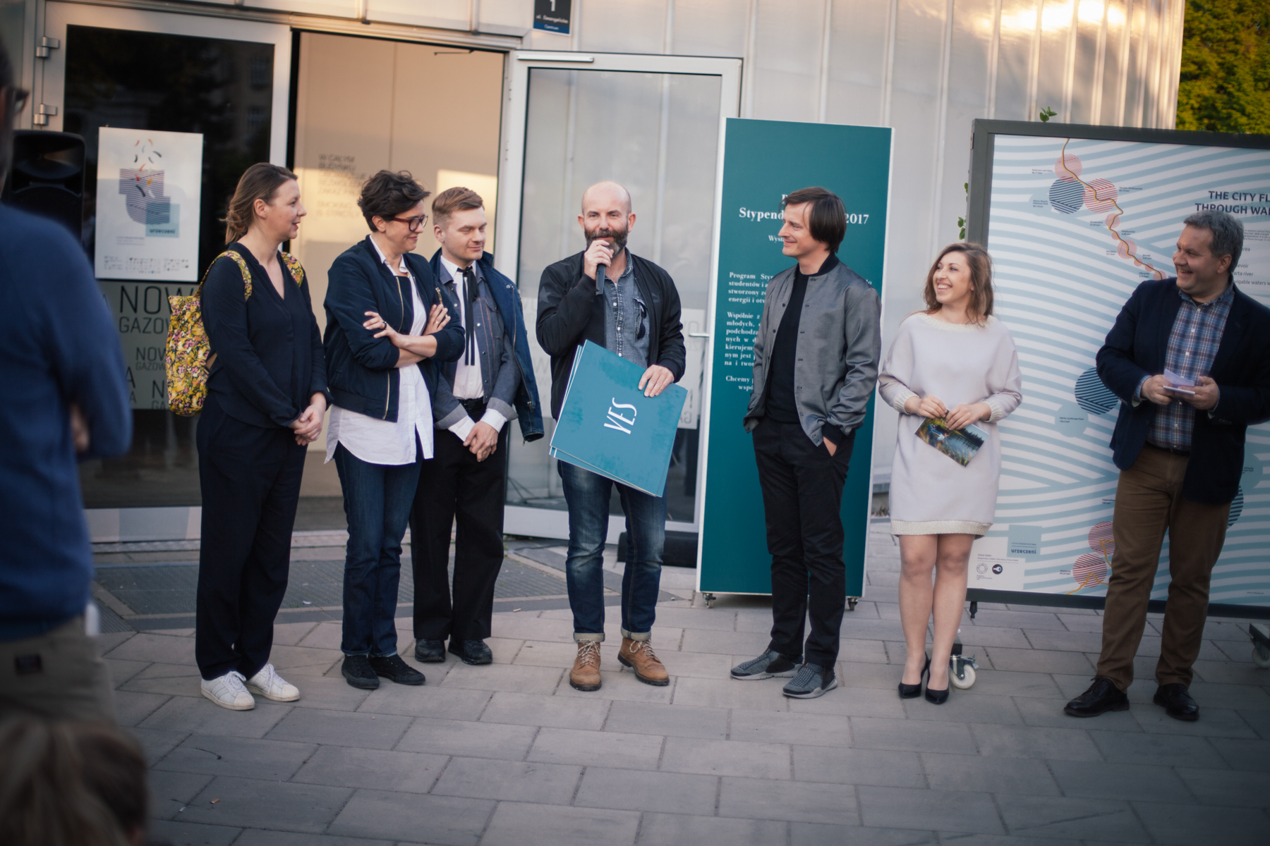 Prace oceniało jury w składzie (od lewej): Magda Dąbrowska, Kasia Bukowska, Krzysztof Stróżyna, Wojciech Trzcionka (przewodniczący) i Oskar Zięta. Obok Zięty Andżelika Jabłońska, organizatorka Poznań Design Festiwal.