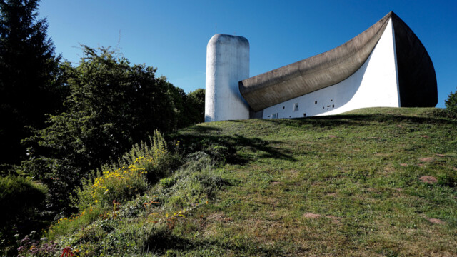 Notre Dame du Haut to przełomowe dzieło Le Corbusiera