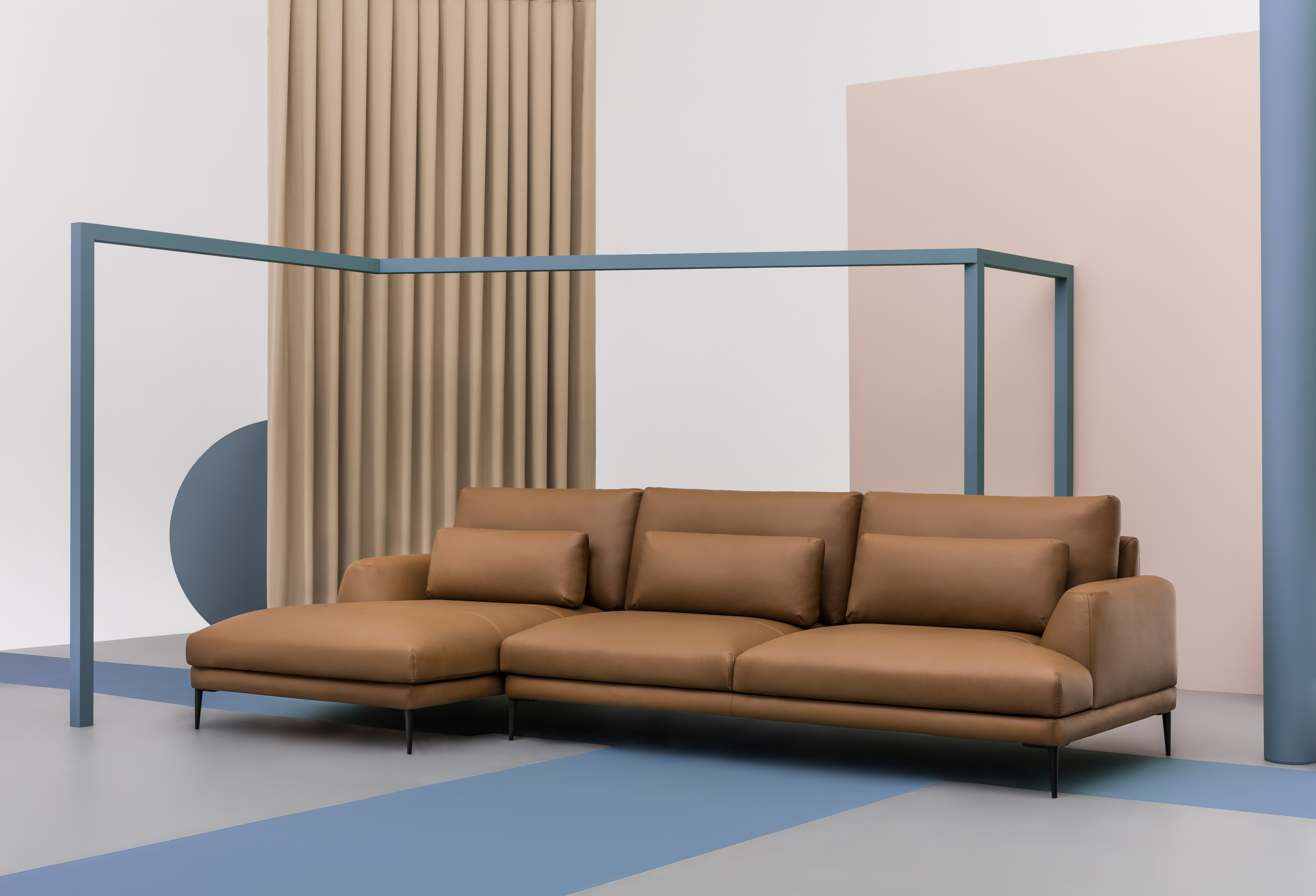 Sofa Classic – obecnie najczęściej wybierana przez klientów Comforty sofa, z rozwiniętym szeregiem modułów i dwóch głębokościach siedzisk, po raz pierwszy zaprezentowana została w kwietniu w Mediolanie w skórze Elmosoft marki Elmo.