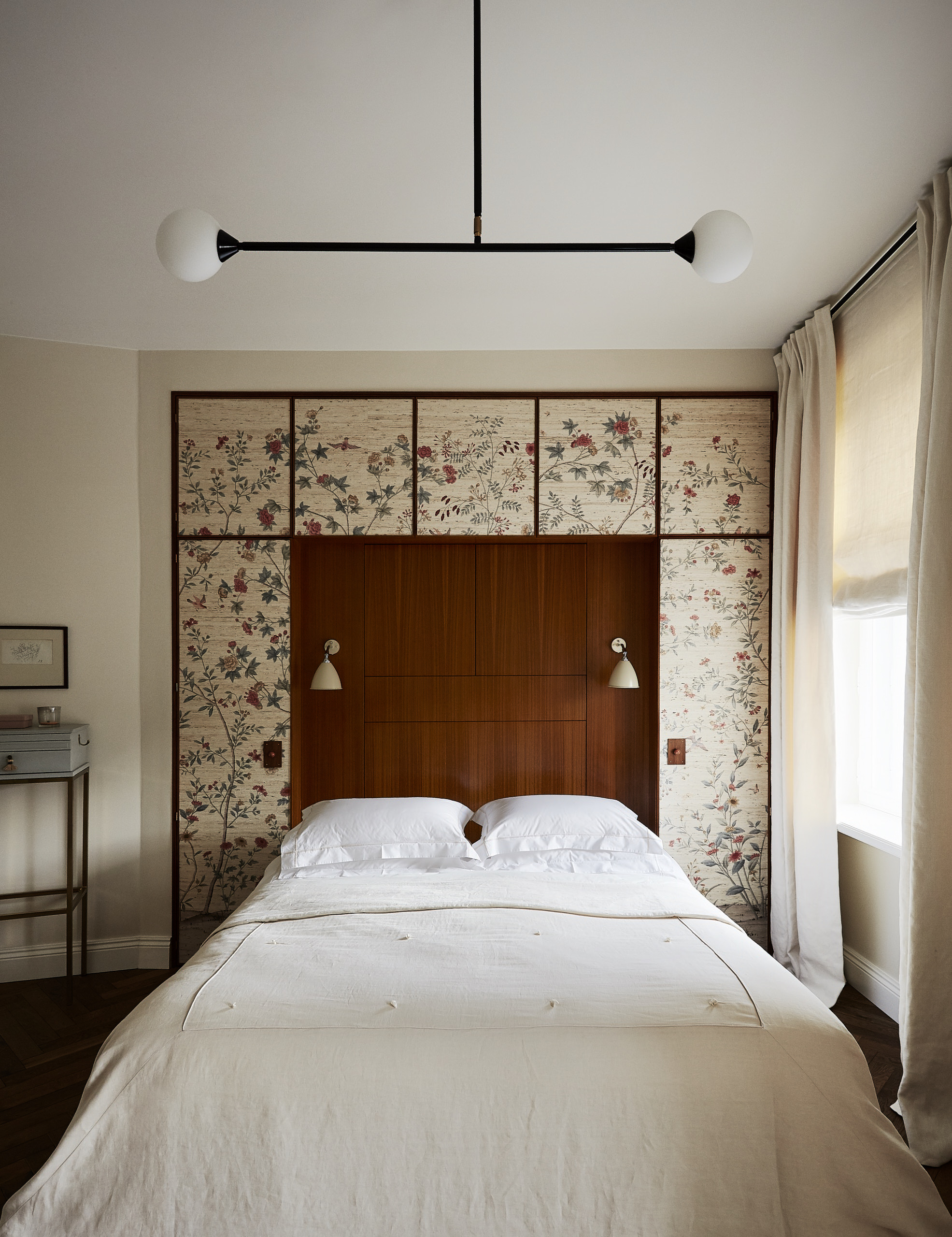 W sypialni zastosowano subtelne tapety Lee Jofa „Beaujeu”, zasłony Olicana z serii „Cabot” oraz lampy Areti. 