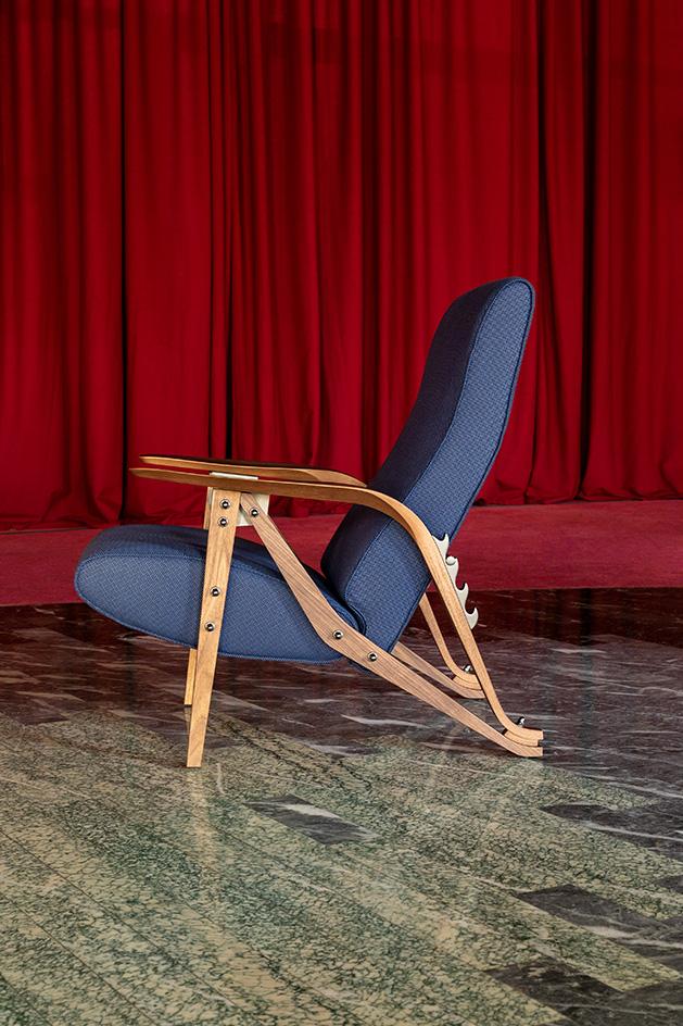 Gilda - rozkładany fotel z czterema dostępnymi pozycjami reprezentuje eklektyczny styl Mollino