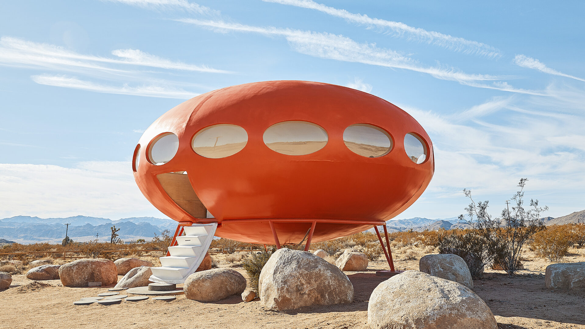 Futuro House. Spełnienie dziecięcych marzeń, plastikowy kicz czy wizja przyszłości?