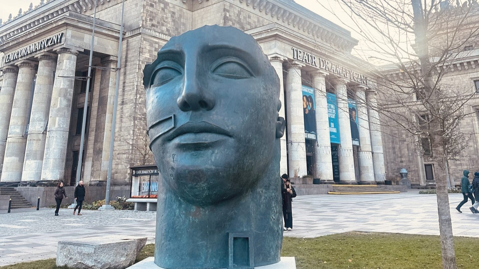 „Tindaro” Igora Mitoraja stanął przed Pałacem Kultury i Nauki