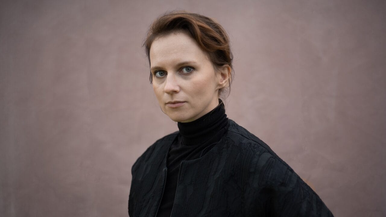 Między szkłem a światłem