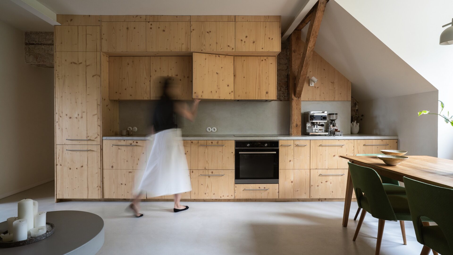 Surowa cegła, zero zbędnych dodatków. Tak mieszka architektka!