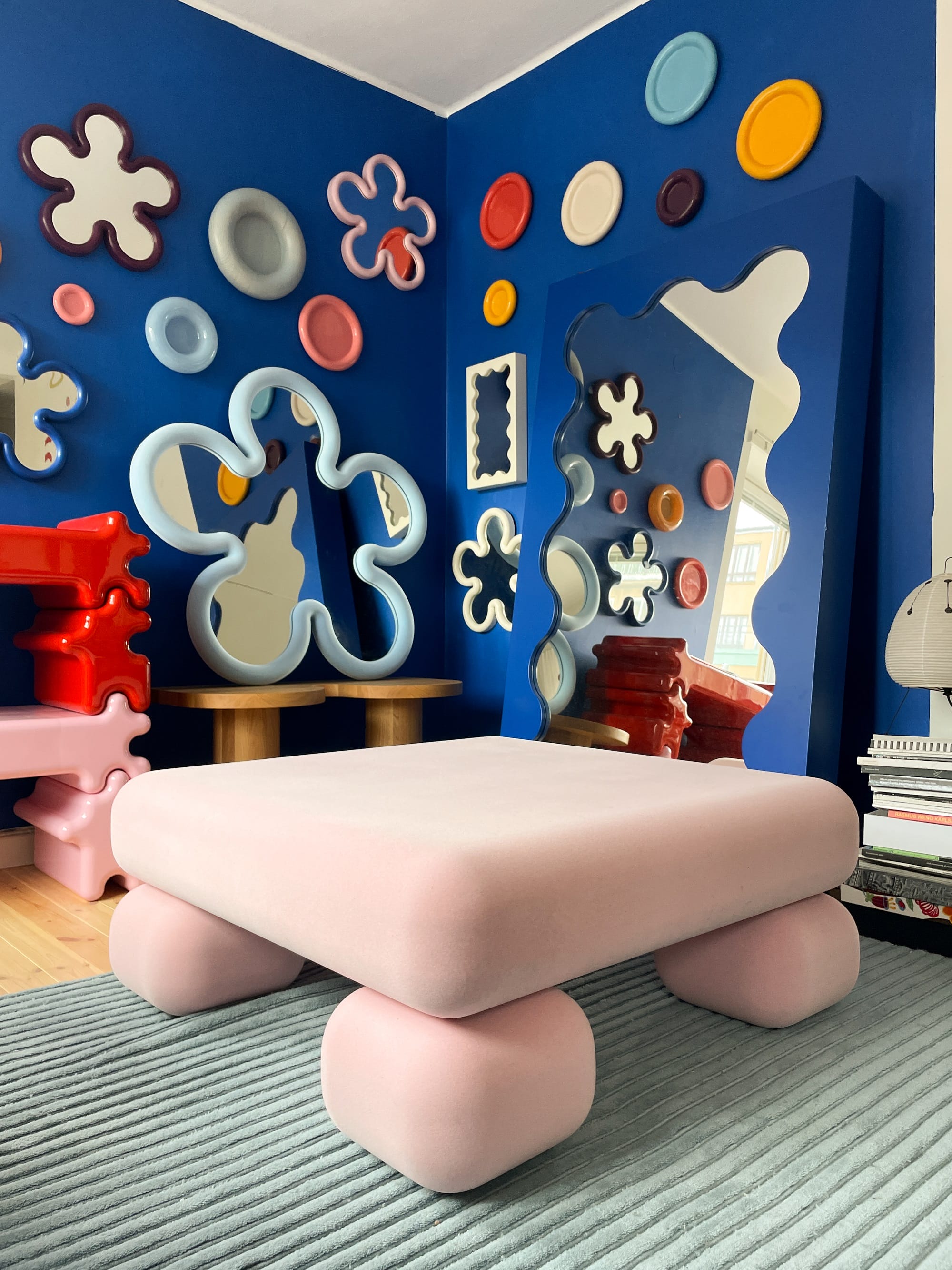 Chunky sofa Blob projektu Gustafa Westmana o obłych, przerysowanych proporcjach.