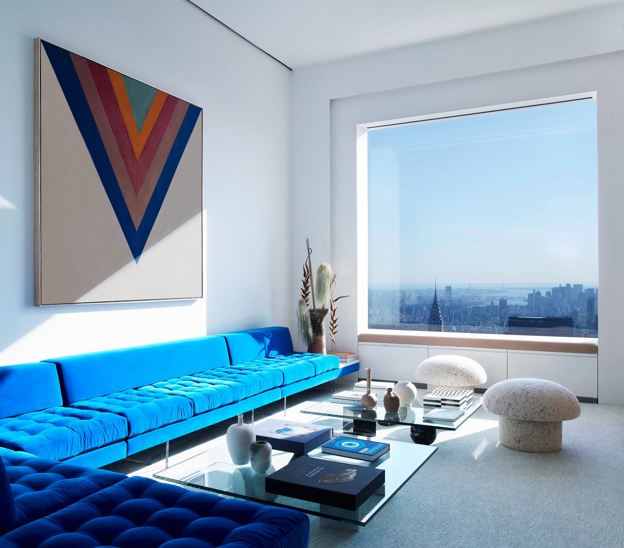 Salon w nowojorskim penthouse’ie z kolekcją pop-artu i widokiem na Manhattan