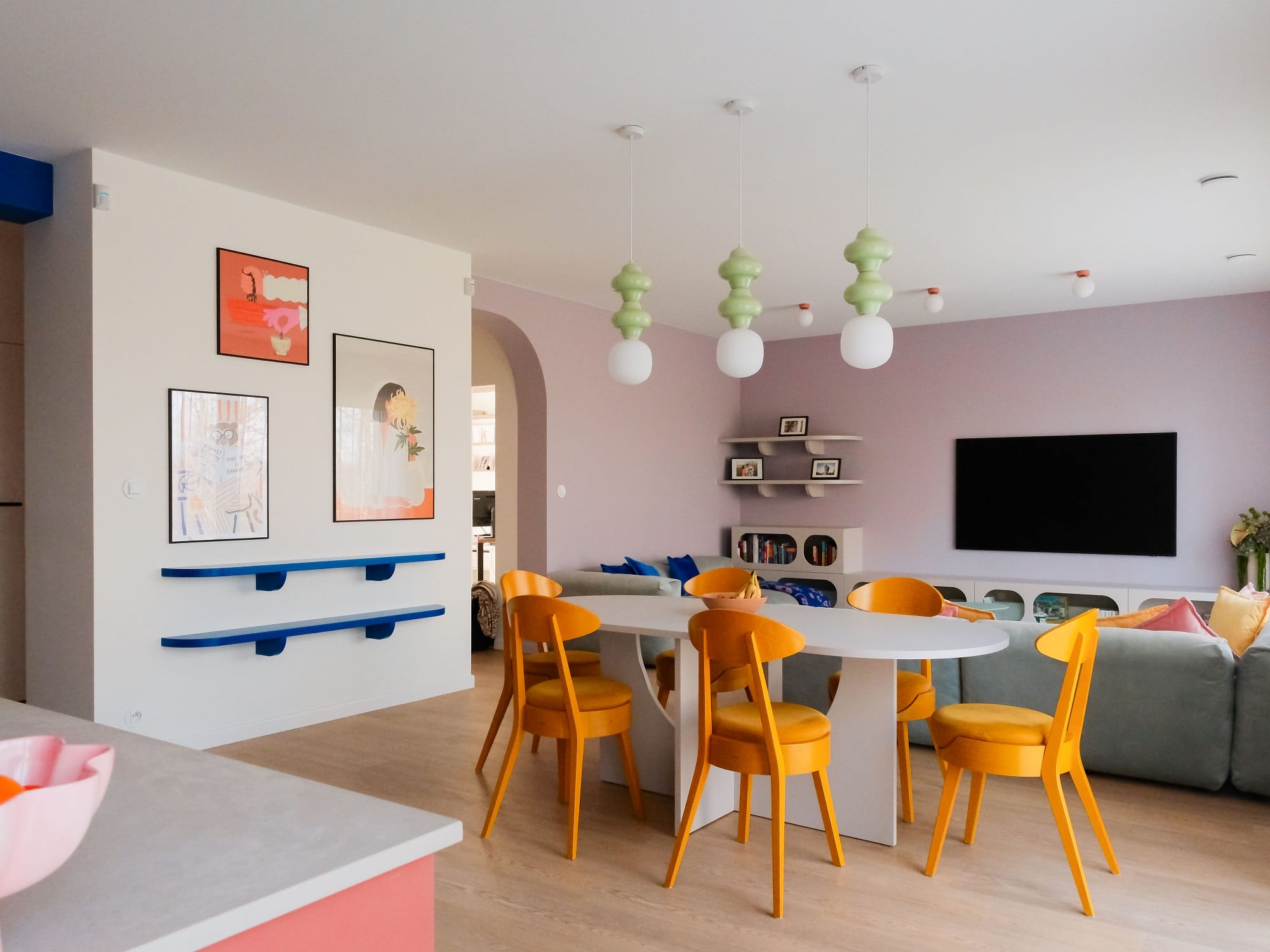 pracownia estimental jadalnia z dużym stołem